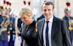 Tranh cãi Tổng thống Pháp muốn tìm danh phận cho vợ