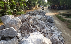 Thanh Hóa: Dân đổ đá ra đường ngăn xe tải nặng