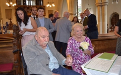 Huyền thoại bóng đá Anh tái hôn ở tuổi 77