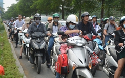 Hà Nội: Lòng đường thành nơi đỗ xe, gây ùn tắc nghiêm trọng