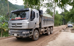 Nghệ An: Xe Linh Sơn cơi thùng chở có ngọn cày phá QL46B
