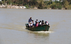 Nha Trang: Dỡ cầu do bão, học sinh trắc trở đến trường