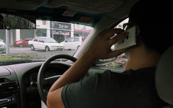 Malaysia ghi hình phạt người đi xe sử dụng điện thoại