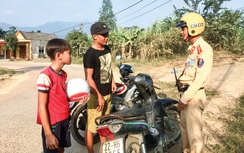 Chặn xe vi phạm trên đường quê Tuyên Quang