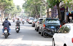 Đà Nẵng: Căng thẳng giành chỗ đỗ ô tô dưới lòng, lề đường