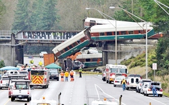 Mỹ: Tàu Amtrak trật ray do lái tàu mất tập trung?