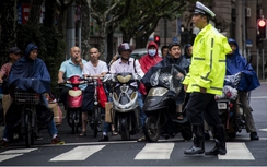 Trung Quốc phạt nặng tài xế không nhường đường người đi bộ