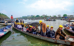 Đò chở khách vi phạm tràn lan mùa lễ hội