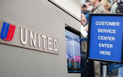 United Airlines buộc nhân viên cải thiện thái độ phục vụ