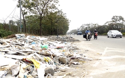 Đường gom đại lộ Thăng Long thành... “bãi rác”