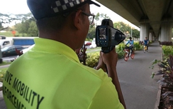 Singapore bắn tốc độ người đi xe đạp, xe điện