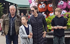 Angelina Jolie mặc xuề xòa, đưa các con đi chơi ở Anh