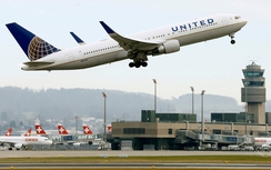 Máy bay United Airlines hạ cánh khẩn vì bị dọa đánh bom