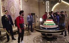 Salah nhận bánh sinh nhật cực khủng