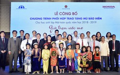 Tặng mũ bảo hiểm cho toàn bộ học sinh lớp 1