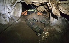 Thái Lan chặn suối cứu cầu thủ mắc kẹt trong hang