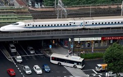 Nhân viên đường sắt Nhật phải ngồi cạnh đường ray tàu cao tốc