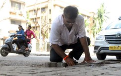 Ấn Độ: Người cha mất con tự bỏ tiền túi sửa đường