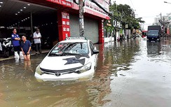 Người dân TP.HCM khốn khổ vì mưa ngập