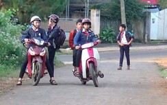 Đắk Nông: Chưa đủ tuổi, học sinh vô tư đi xe máy đến trường