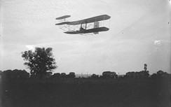 Chiếc máy bay đầu tiên