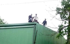 Nam công nhân bất tỉnh trên mái nhà sau tiếng nổ lớn