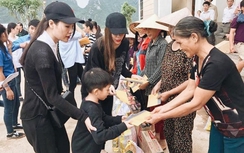 Hồ Ngọc Hà đưa Subeo về Quảng Bình làm từ thiện