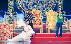 Hoa hậu Tiểu Vy "nhập vai", rơi mic trên sân khấu Táo Quân
