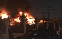 Hà Nội: Cháy ngùn ngụt tại gara ô tô sát chùa Ngòi