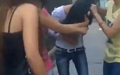 Lột quần áo “tình địch” quay video, 2 phụ nữ đánh ghen bị bắt
