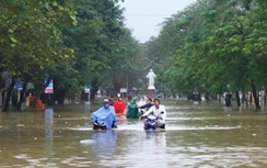 Yêu cầu báo cáo vụ “quan” ăn nhậu khi dân chạy lũ