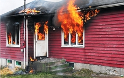 Hỏa hoạn thiêu rụi 3 căn nhà, một bé gái tử vong