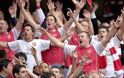 Fan Arsenal trả giá vì đòi đánh HLV Wenger