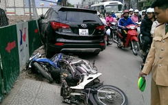 Xe “điên” đâm taxi và xe máy, hai người nhập viện