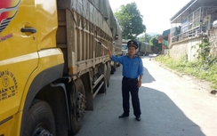 Chặn đoàn xe chở nông sản quá tải từ Lào về Việt Nam
