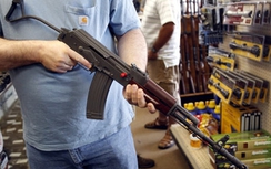 Mỹ: Sau thảm sát, số người mua súng gia tăng