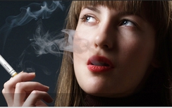 Phụ nữ hút thuốc lá sẽ gây mãn kinh sớm
