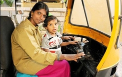 Bà mẹ trẻ lái xe lam tự học thi công chức