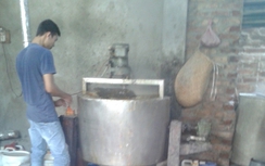 Rùng mình sản xuất bánh kẹo Tết “bẩn” tại Hà Nội