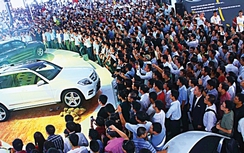 Thị trường ô tô Việt Nam: Bình dân háo hức, nhà giàu lo