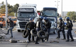 Cảnh sát Pháp trấn áp người biểu tình tại nhà máy lọc dầu