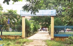Cổng trường THCS Nguyễn Du đã đỡ bỏ rào, đón học sinh vào học