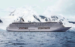 Tàu du lịch đầu tiên chở 1.700 khách chinh phục Bắc Cực