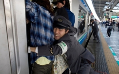 Nghề “nhồi khách” lên tàu điện ngầm ở Nhật