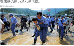 Để nhân viên cõng, Thứ trưởng Nhật Bản bị "ném đá"
