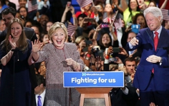 Bà Clinton lĩnh thêm “đòn đau” cận kề ngày bầu cử