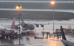 Hàng chục chuyến bay bị huỷ vì cơn bão số 1