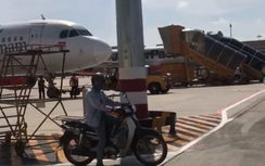 Xe máy chở hàng "nhởn nhơ" trong khu bay Tân Sơn Nhất