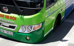 Xe buýt đang chạy, bất ngờ "lọt" xuống hố ở Hà Nội