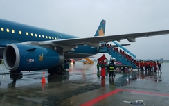 Ngập sắc đỏ trên chuyến bay Vietnam Airlines sang Indonesia cổ vũ đội tuyển